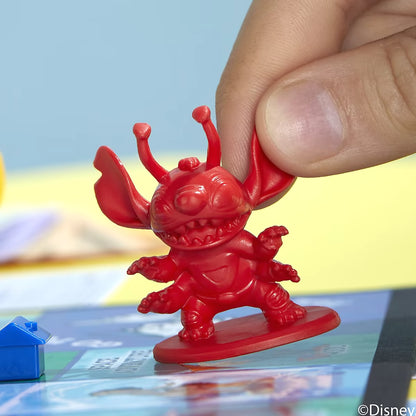 Detailfoto van rode Monopoly Stitch pion in de vorm van experiment 626 op het speelbord.