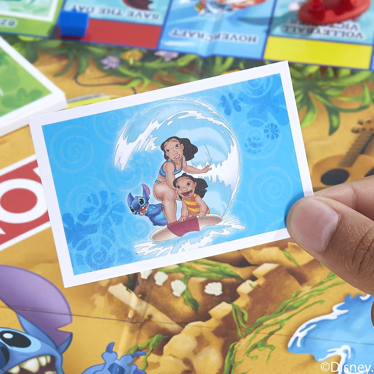 Monopoly Stitch Disney speelkaart met afbeelding van Lilo, Nani en Stitch tijdens een surfscène.