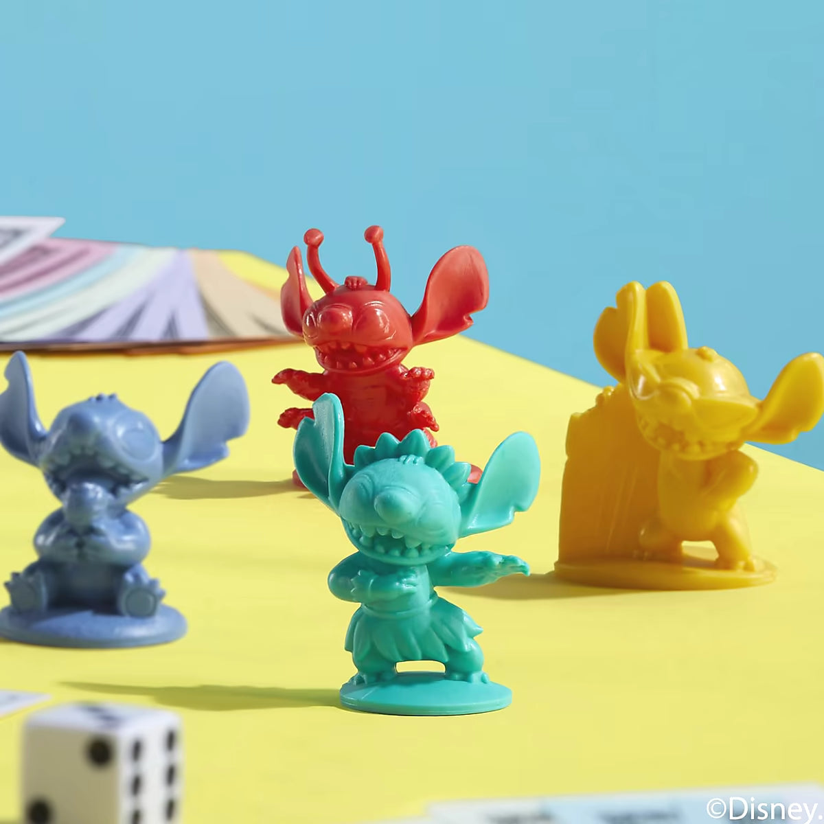 Monopoly Stitch Disney speelpionnen in vrolijke kleuren, ideaal familiespel en monopoly kinderen.