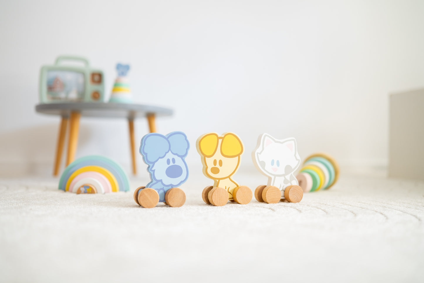 Montessori speelgoed set met houten Woezel en Pip duwfiguren en pastelkleurige regenboog