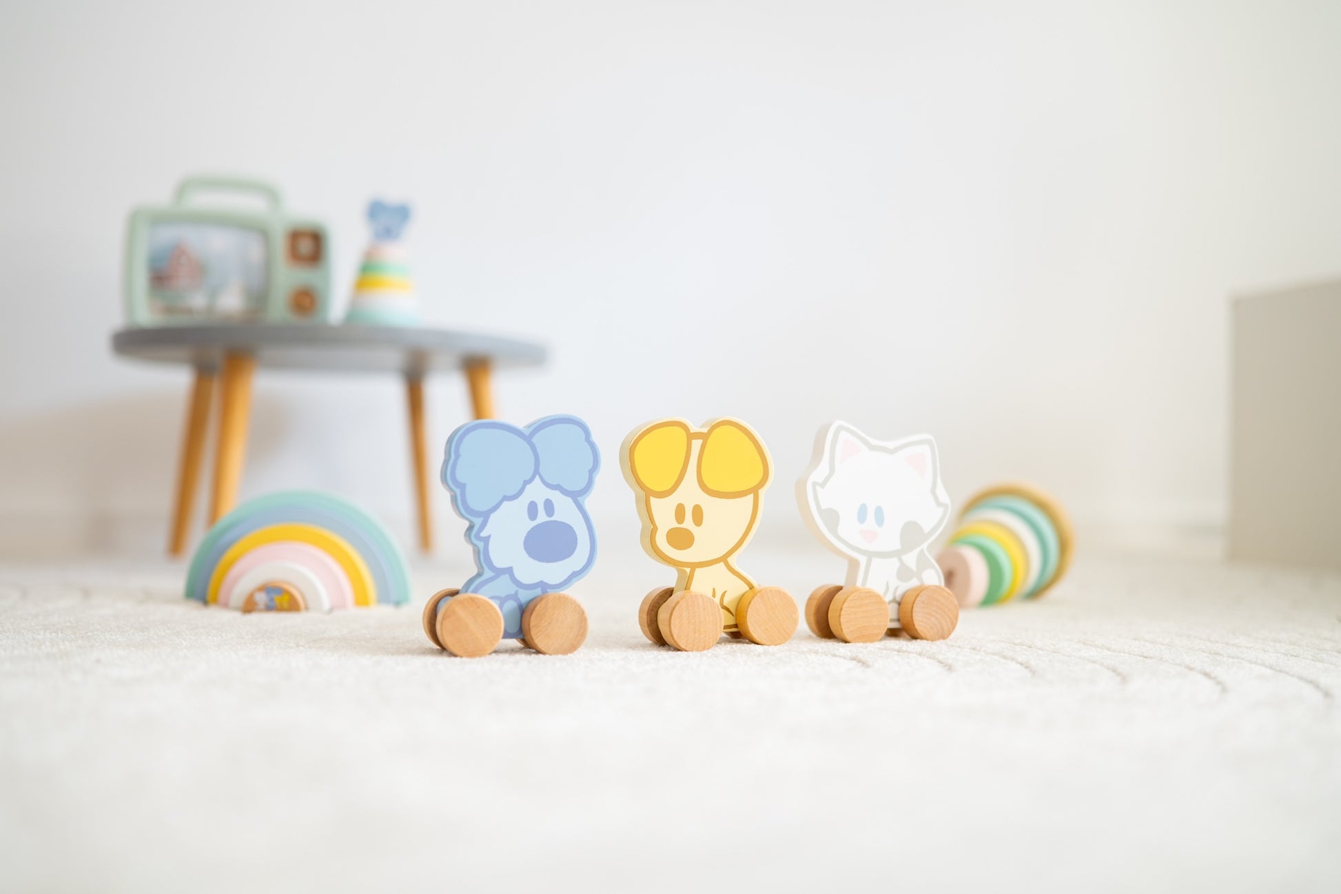 Montessori speelgoed set met houten Woezel en Pip duwfiguren en pastelkleurige regenboog