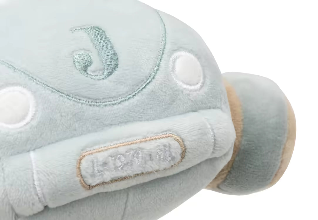 Detailfoto van zacht blauw Jollein muziekdoosje baby in auto vorm met geborduurde details, ideaal kraamcadeau.