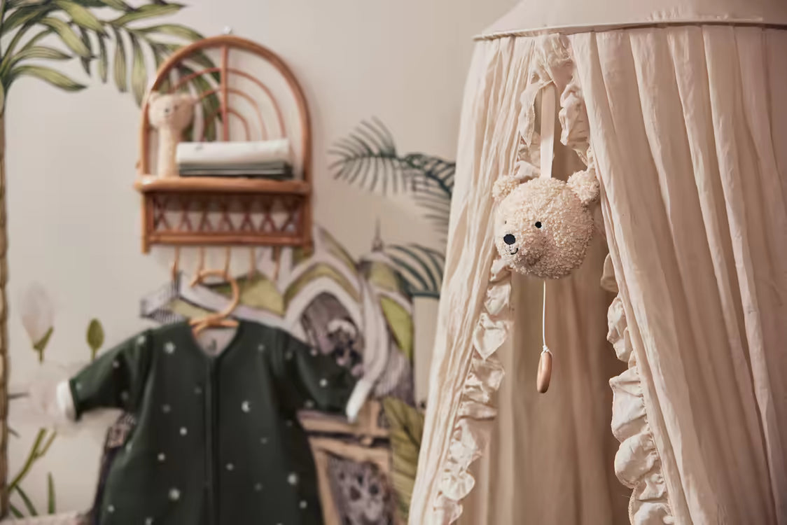 Kinderkamer met Jollein muziekdoosje baby Teddy bear in naturel, sfeervol kraamcadeau en decoratief muziekdoosje.