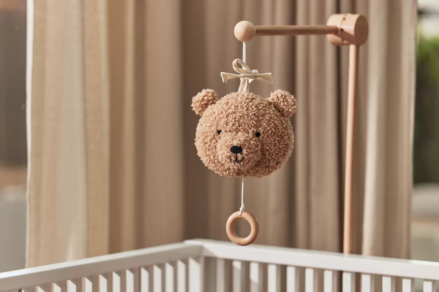 Hangend Jollein muziekdoosje Teddy bear in biscuitkleur boven babybed, perfect muziekdoosje baby of kraamcadeau.