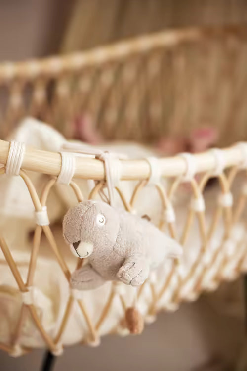 Knuffelachtig Jollein muziekdoosje Deepsea Seal bevestigd aan wieg, een schattig baby cadeau met zachte melodie.