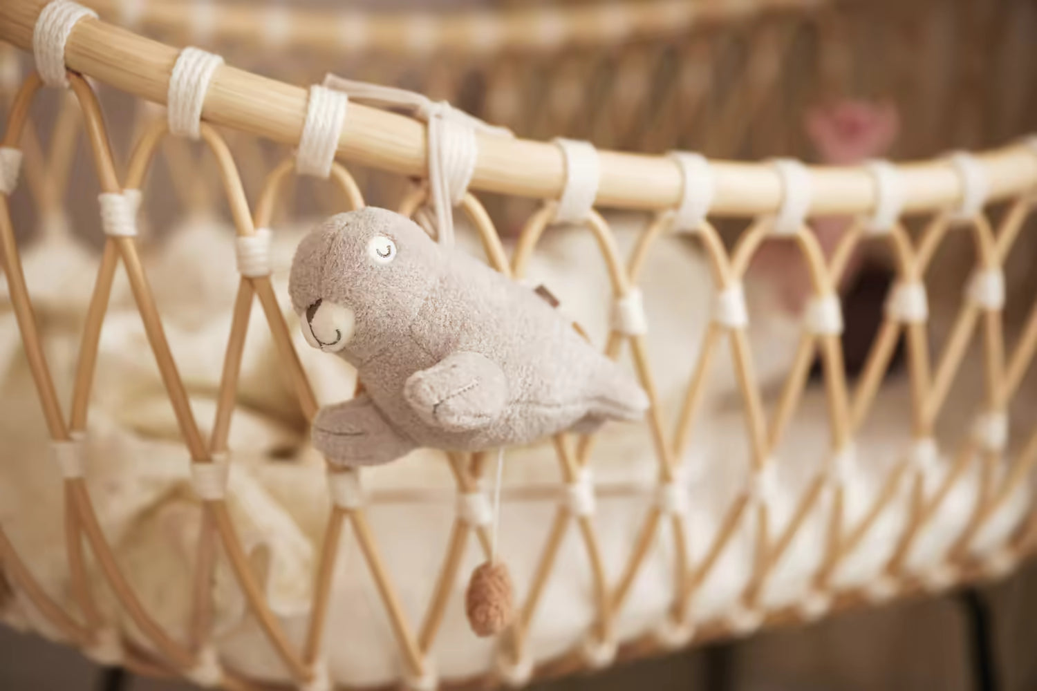 Zachtgrijs Jollein muziekdoosje Deepsea Seal bevestigd aan babybedje, ideaal als lief kraamcadeau.