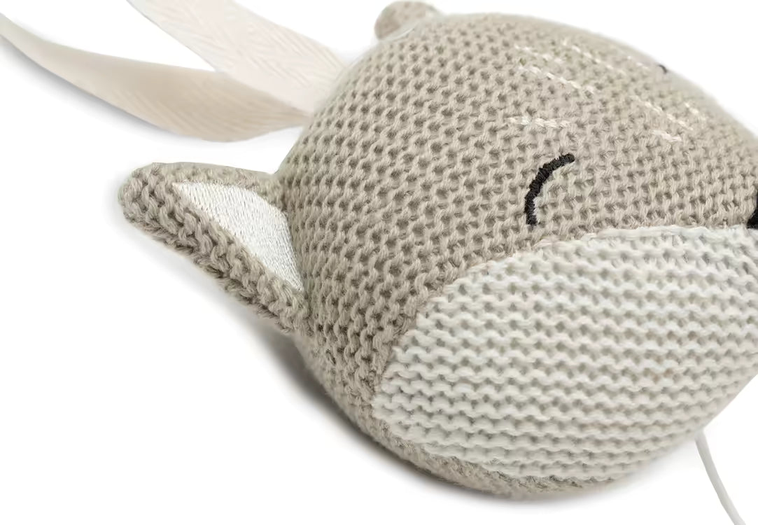 Detailfoto van Jollein Muziekdoosje Fox in beige breiwerk, ideaal als muziekdoosje baby en stijlvol kraamcadeau.
