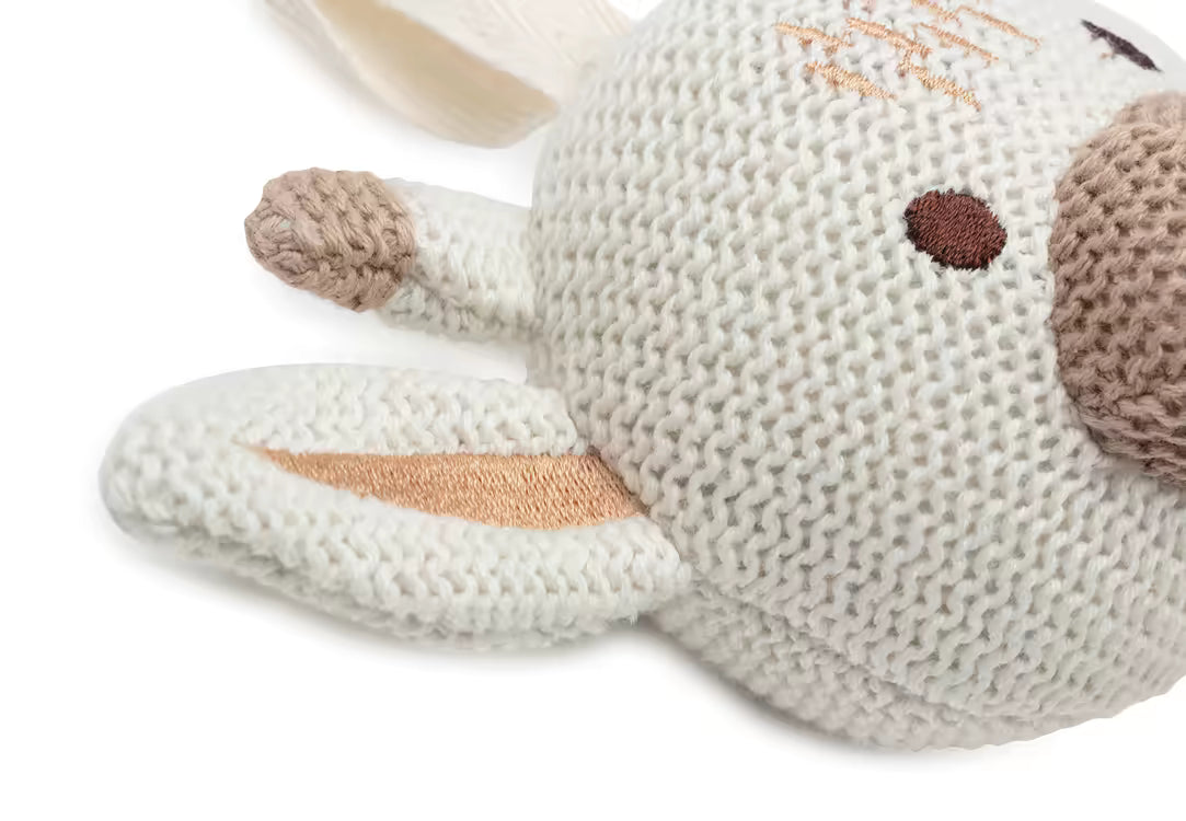 Detailfoto van het Jollein Muziekdoosje Giraffe in gebreid katoen, ideaal als zacht muziekdoosje baby en kraamcadeau.