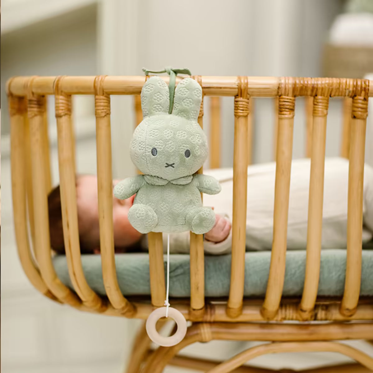 Muziekdoosje Nijntje green flower met houten ring, hangend aan babywieg, perfect kraamcadeau en rustgevend speelgoed.