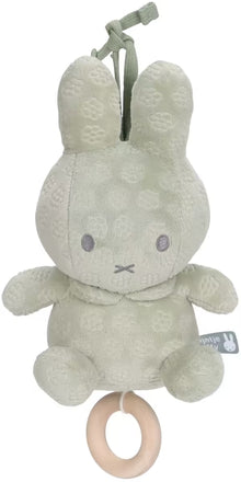 Close-up van Muziekdoosje Nijntje green flower in pluche, met houten ring en striksluiting, sensorisch speelgoed voor baby’s.