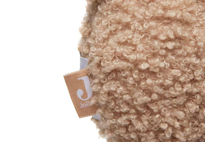 Detailfoto van zacht Jollein muziekdoosje Teddy bear in biscuitkleur, ideaal als lief kraamcadeau of baby cadeau.