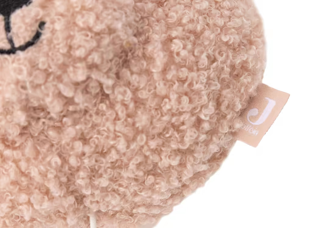 Detailfoto van het Jollein muziekdoosje Teddy bear in Wild Rose, zacht pluche met label, ideaal kraamcadeau.