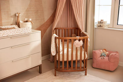 Gezellige kinderkamer met houten wieg en roze Jollein Muziekdoosje Lovely Birds, een sfeervol muziekdoosje baby cadeau.