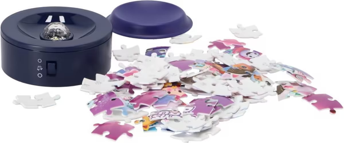 Detailfoto met losse puzzelstukken en lampenvoet van Ravensburger 3D puzzel Gabby’s poppenhuis nachtlampje.