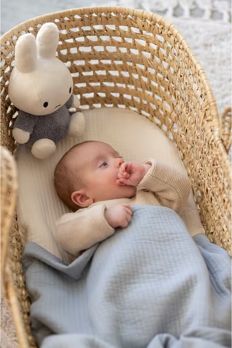 Baby in wieg met Nijntje knuffel Fluffy Blue 25cm, ideaal als kraamcadeau of baby cadeau voor pasgeborenen.