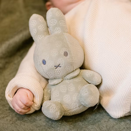 Baby knuffelt met groene Nijntje knuffel Green Flower 20cm, een zacht kraamcadeau voor pasgeboren kindjes.