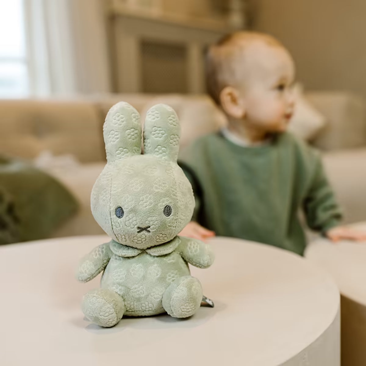 Groene Nijntje knuffel 20cm met bloemenpatroon, veilig sensorisch speelgoed voor baby’s in huiselijke omgeving.