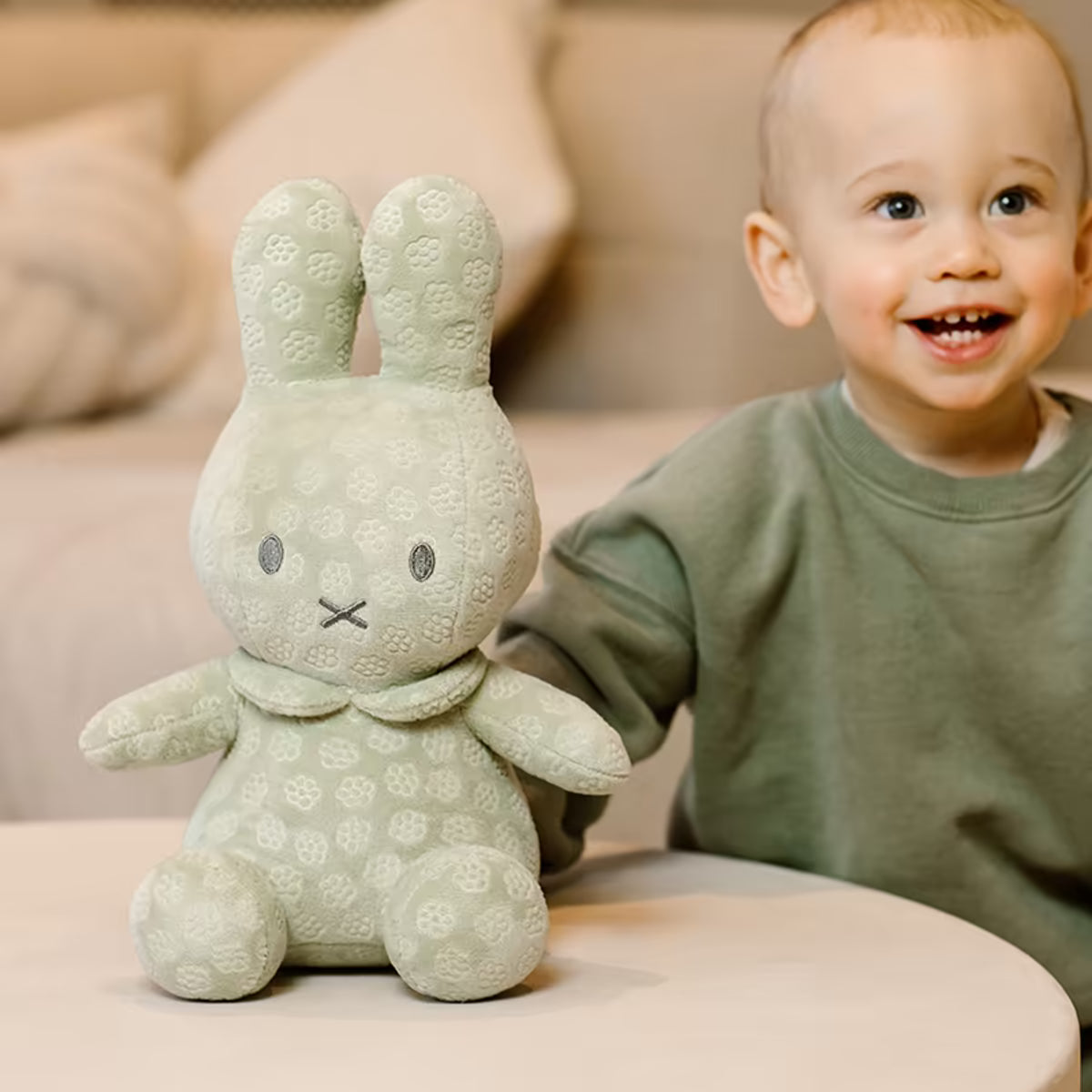 Blije peuter speelt met Nijntje Knuffel Groot Green Flower 30cm, perfect kraamcadeau en geschikt als baby cadeau.