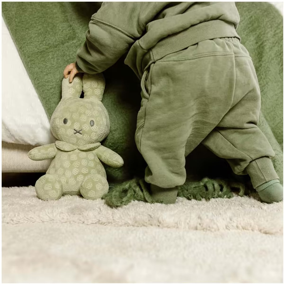 Peuter speelt op kleed met Nijntje Knuffel Groot Green Flower 30cm, zacht sensorisch speelgoed voor baby en peuter.