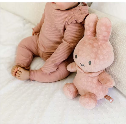 Baby in ribstof outfit met Nijntje Knuffel roze 30cm, lief kraamcadeau en veilig sensorisch speelgoed.