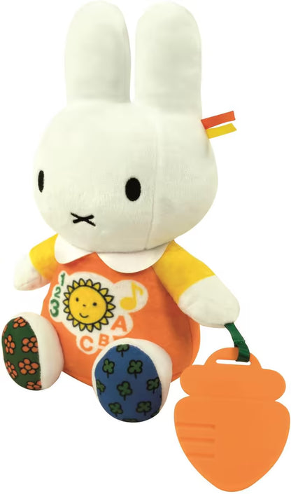 Zittende Nijntje Knuffel sprekende pop met lampjes en wortelvormig bijtspeeltje, ideaal baby cadeau vanaf 6 maanden.