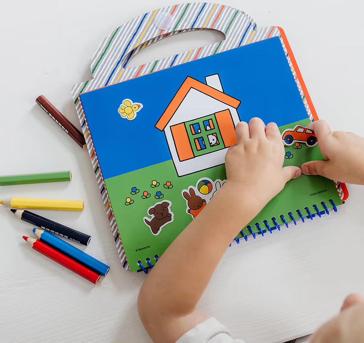 Nijntje Knutselboek binnenkant met kleurrijk huis en stickers, creatief tekenboek voor knutselen met peuters.