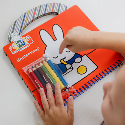 Detailfoto van Nijntje Knutselboek voorkant met Miffy illustratie en zes kleurpotloden, creatief tekenboek voor peuters.