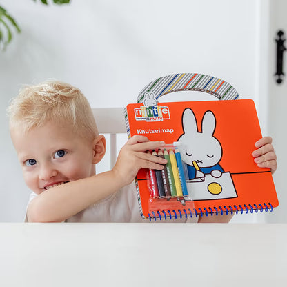 Kind toont Nijntje Knutselboek verpakking met vrolijke Miffy en kleurpotloden, ideaal voor knutselen met peuters.
