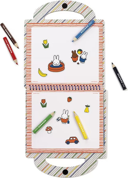 Nijntje Knutselboek bovenaanzicht met stickers, kleurplaten en potloden, ideaal Doeboek en leuke dingen om te knutselen.