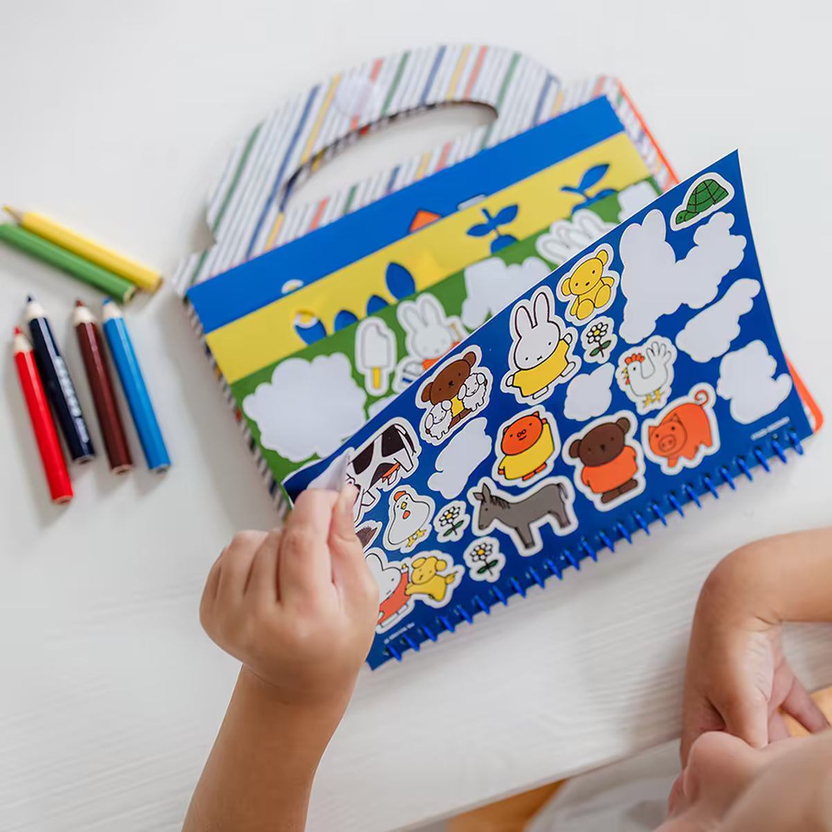 Nijntje Knutselboek stickerpagina met dieren en figuren, creatief Doeboek en inspiratie voor leuke dingen om te knutselen.