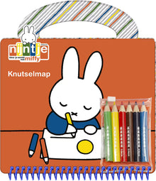 Voorkant van Nijntje Knutselboek verpakking in oranje met Miffy illustratie en kleurpotloden, creatief tekenboek.