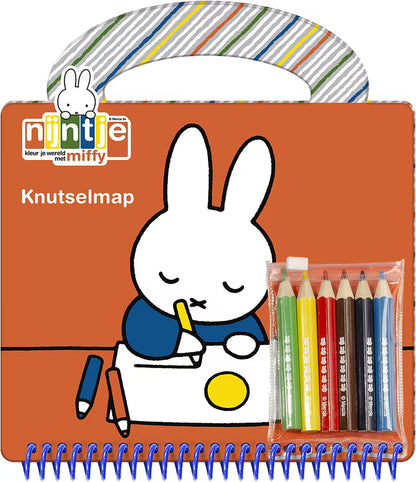 Voorkant van Nijntje Knutselboek verpakking in oranje met Miffy illustratie en kleurpotloden, creatief tekenboek.