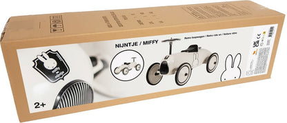 Voorkant verpakking Nijntje Miffy retro loopauto, kartonnen doos met productfoto en leeftijd 2+ indicatie