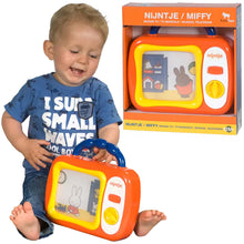 Baby speelt vrolijk met Nijntje mijn eerste TV, kleurrijk vensterdoos met handvat, perfect kraamcadeau.