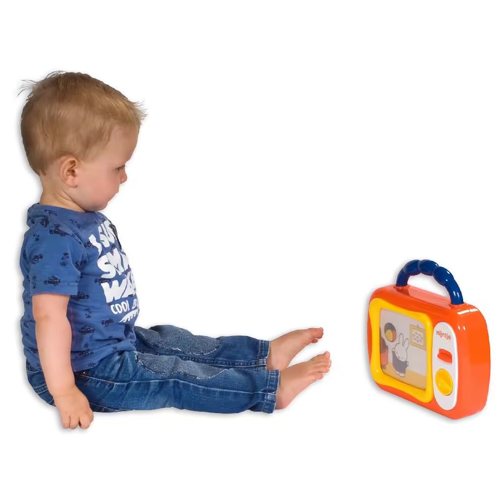 Baby zit rechtop en speelt met Nijntje mijn eerste TV, kleurrijk en leerzaam speelgoed als leuk kraamcadeau.