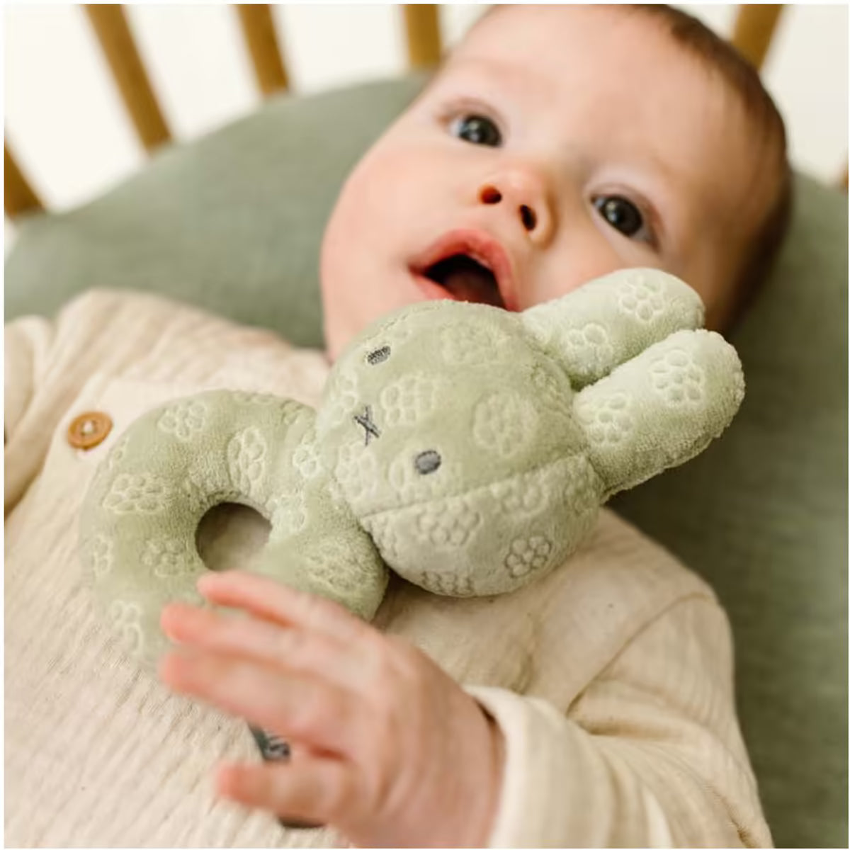 Baby ontdekt Nijntje Rammelaar Green Flower van pluche, zacht sensorisch speelgoed en leuk kraamcadeau idee.