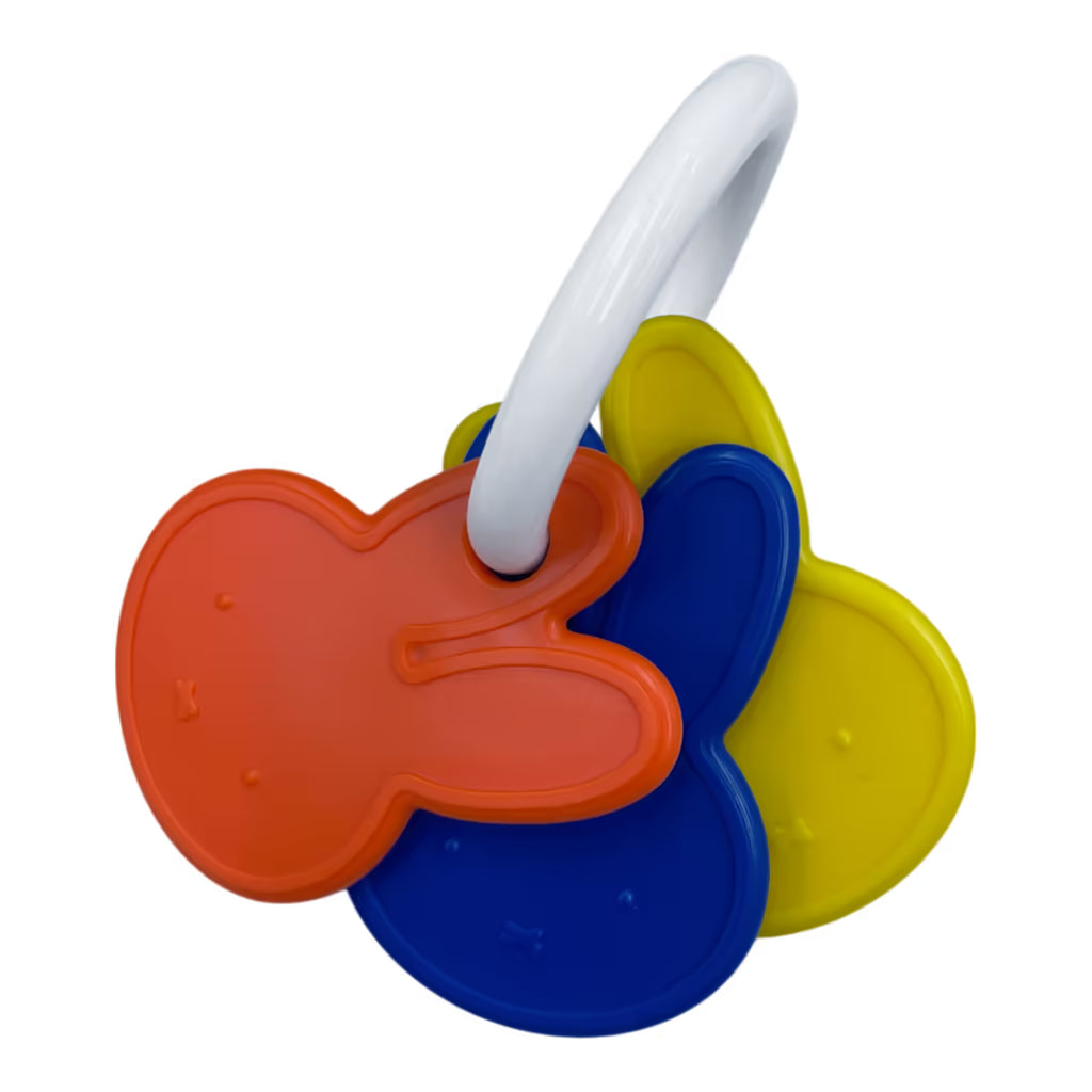 Close-up van Nijntje Rammelaar sleutelbos met drie vrolijke kleuren, ideaal sensorisch speelgoed en baby cadeau.