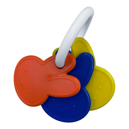 Close-up van Nijntje Rammelaar sleutelbos met drie vrolijke kleuren, ideaal sensorisch speelgoed en baby cadeau.