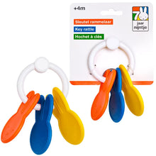 Nijntje Rammelaar sleutelbos in rood, blauw en geel, baby speelgoed op voorkant verpakking met logo en tekst.