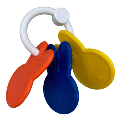 Detailfoto van Nijntje Rammelaar sleutelbos, kleurrijk baby speelgoed en perfect kraamcadeau voor jonge ouders.