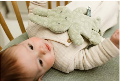 Baby speelt ontspannen met het Nijntje Speendoekje green flower, een zacht knuffeldoekje en lief baby cadeau.