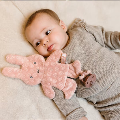 Baby liggend met Nijntje Speendoekje Pink Flower, zacht knuffeldoekje met speenhouder, perfect baby cadeau.