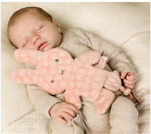 Slapende baby met Nijntje Speendoekje Pink Flower als speenknuffel, zacht knuffeldoekje ideaal als kraamcadeau.