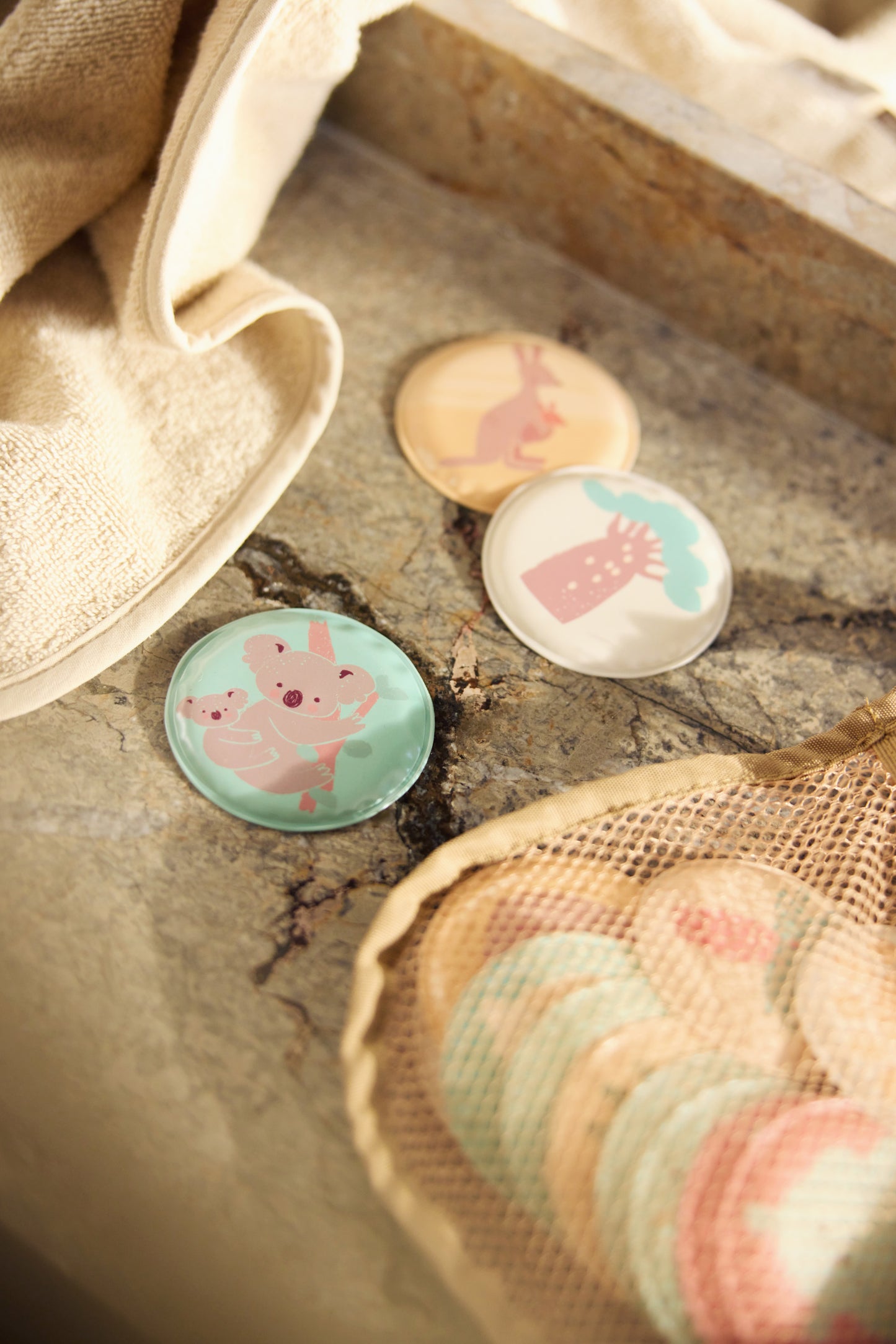Opbergen badspeelgoed detail met Jollein Kangaroots memoryschijfjes en crèmekleurig washandje