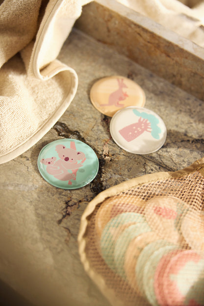 Opbergen badspeelgoed detail met Jollein Kangaroots memoryschijfjes en crèmekleurig washandje