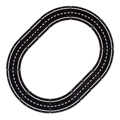 Ovale speelgoedracebaan met zwarte segmenten, witte stippellijnen en Magna Tiles magnetische wegstukken.