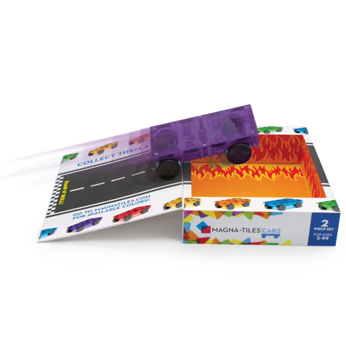 Paarse speelgoed auto op een open Magnetic Magna Tiles Cars set doos met kleurrijke vlammen als schans.