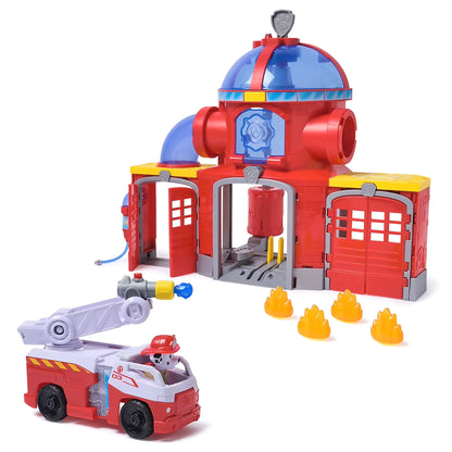Marshall in brandweerauto bij Paw Patrol Fire Rescue Fire station speelset met rode deuren en gele vlammen accessoires.