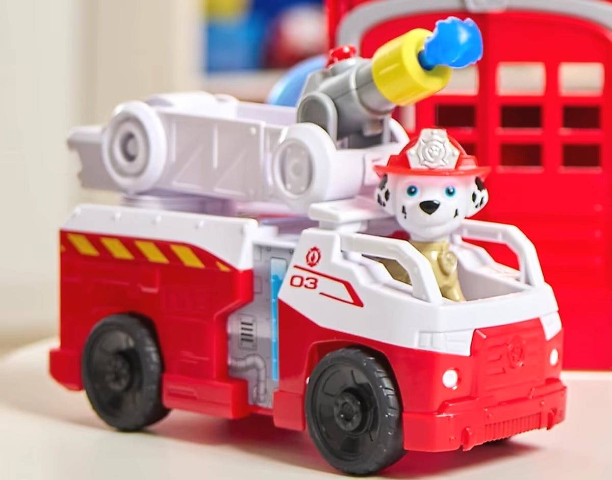 Marshall rijdt in brandweerwagen uit Paw Patrol Fire Rescue Fire station speelset, perfect voor PAW Patrol speelgoed fans.