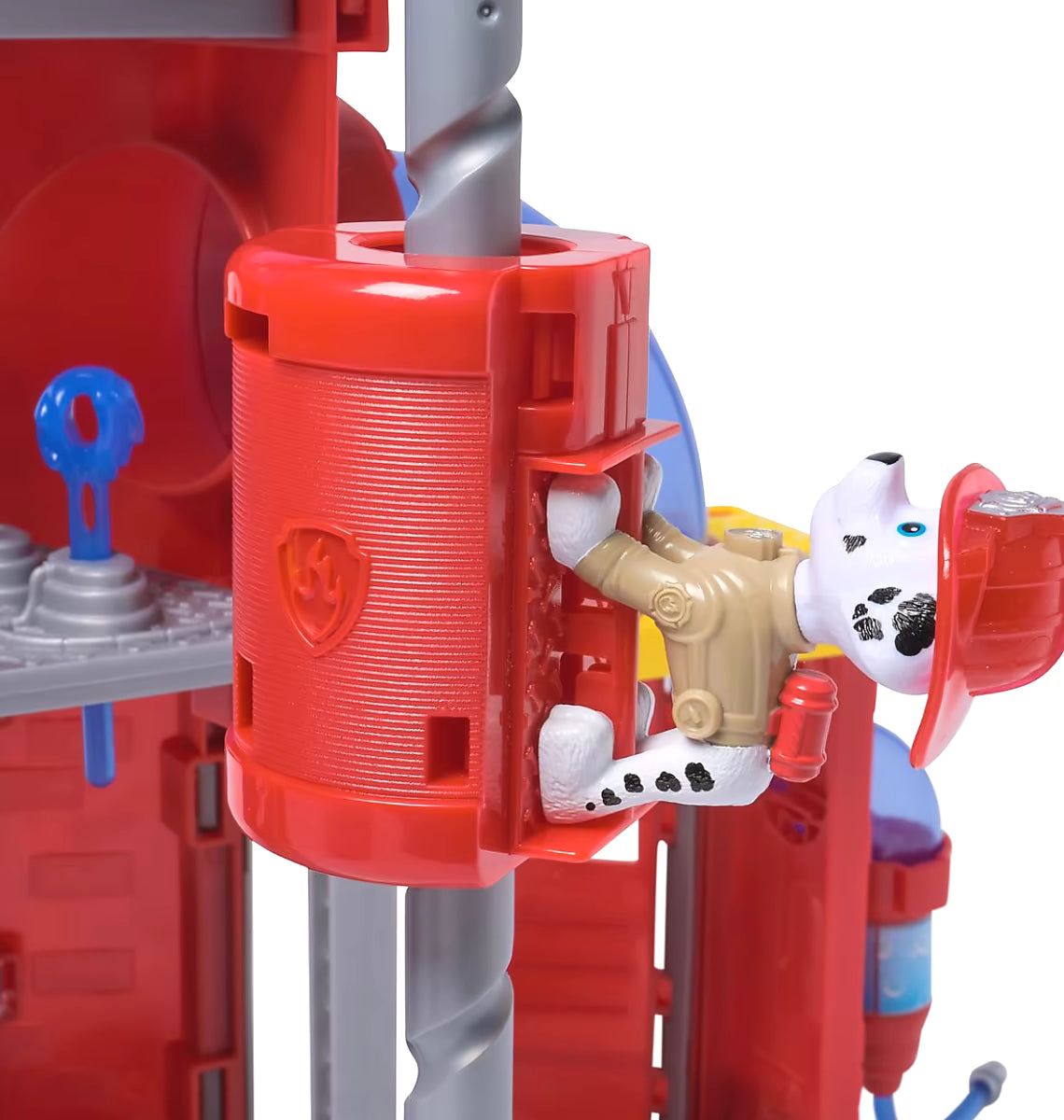 Detailfoto van Paw Patrol Fire Rescue Fire station met Marshall PAW Patrol die via rode brandweerpaal naar beneden gaat.